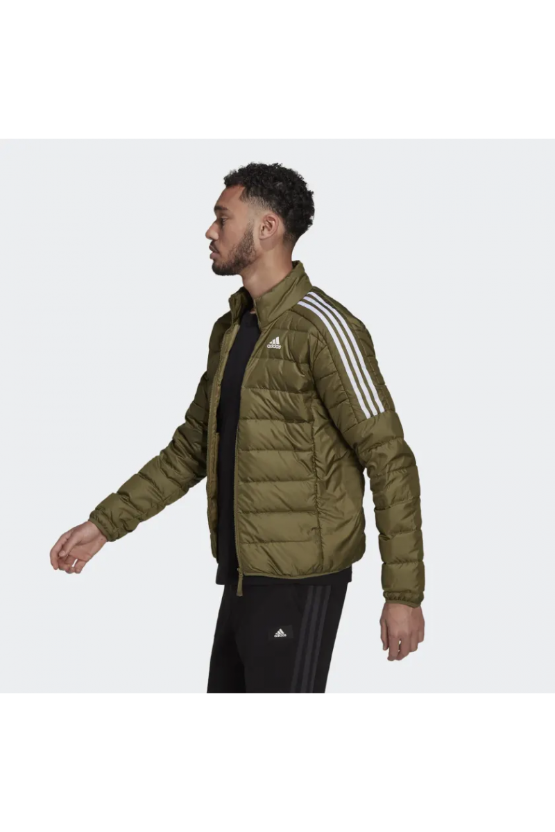 CHAQUETA ADIDAS HOMBRE PLUMÓN ESSENTIAL OLIVO CHAQUETA ADIDAS HOMBRE PLUMÓN ESSENTIAL OLIVO