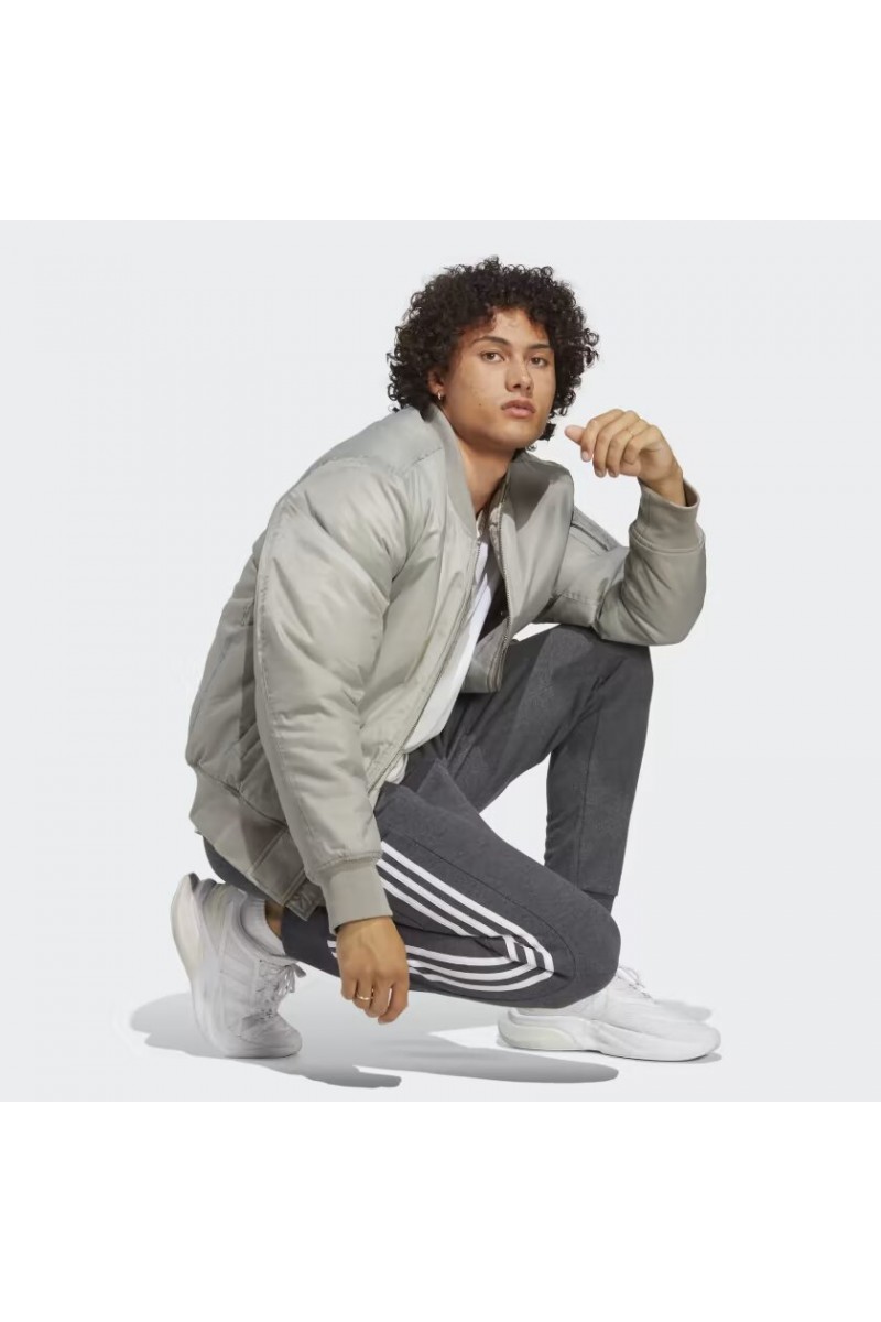 PANTALÓN ADIDAS HOMBRE ESSENTIALS 3 TIRAS GRIS