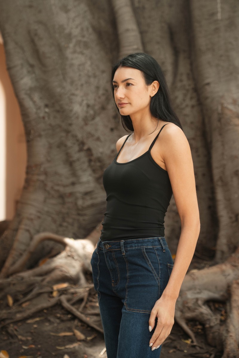 POLERA SIN MANGA ARYA MUJER DALIA NEGRO