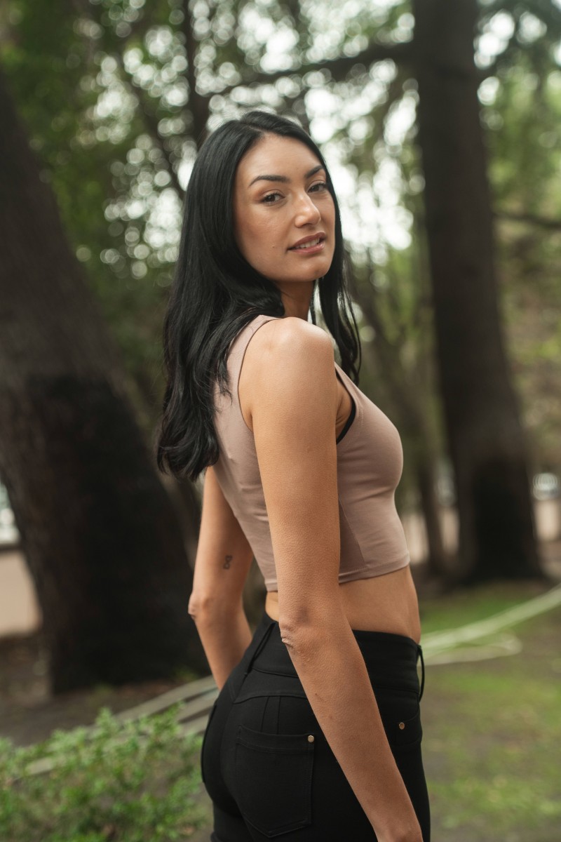 POLERA SIN MANGA ARYA MUJER FIORE CAFE