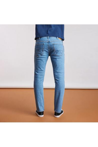 JEANS WRANGLER HOMBRE REGULAR STRAIGHT FIT CELESTE