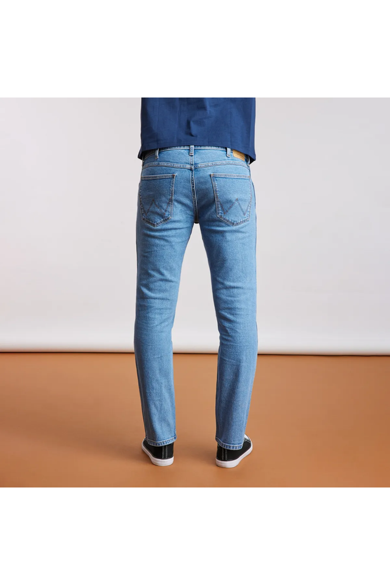 JEANS WRANGLER HOMBRE REGULAR STRAIGHT FIT CELESTE
