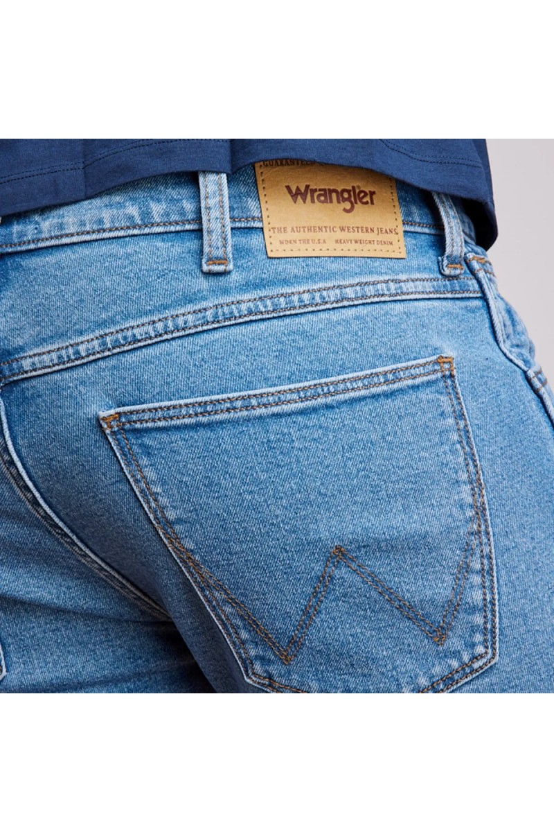 JEANS WRANGLER HOMBRE REGULAR STRAIGHT FIT CELESTE